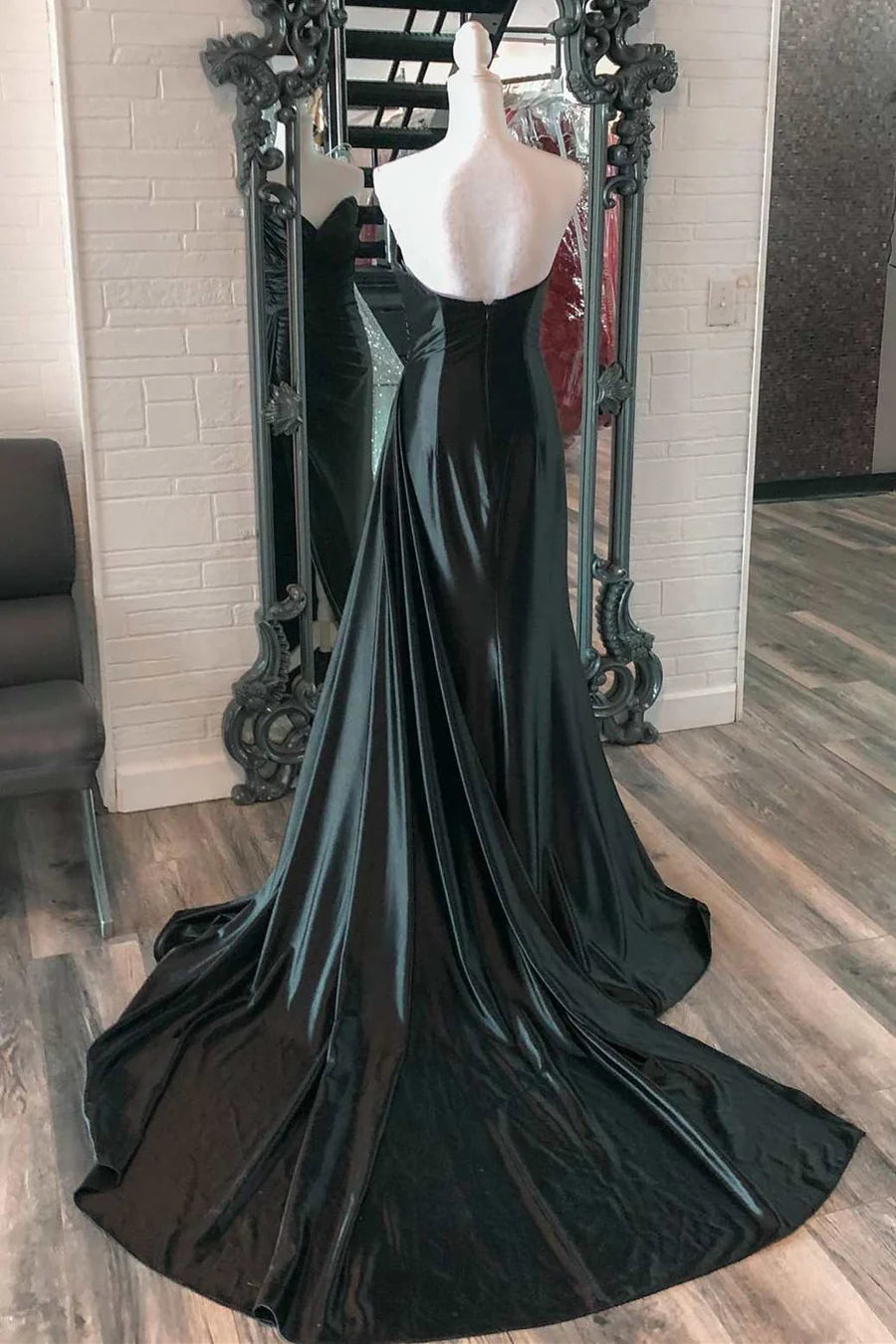 Vestido de fiesta fruncido sin tirantes y con cola incorporada